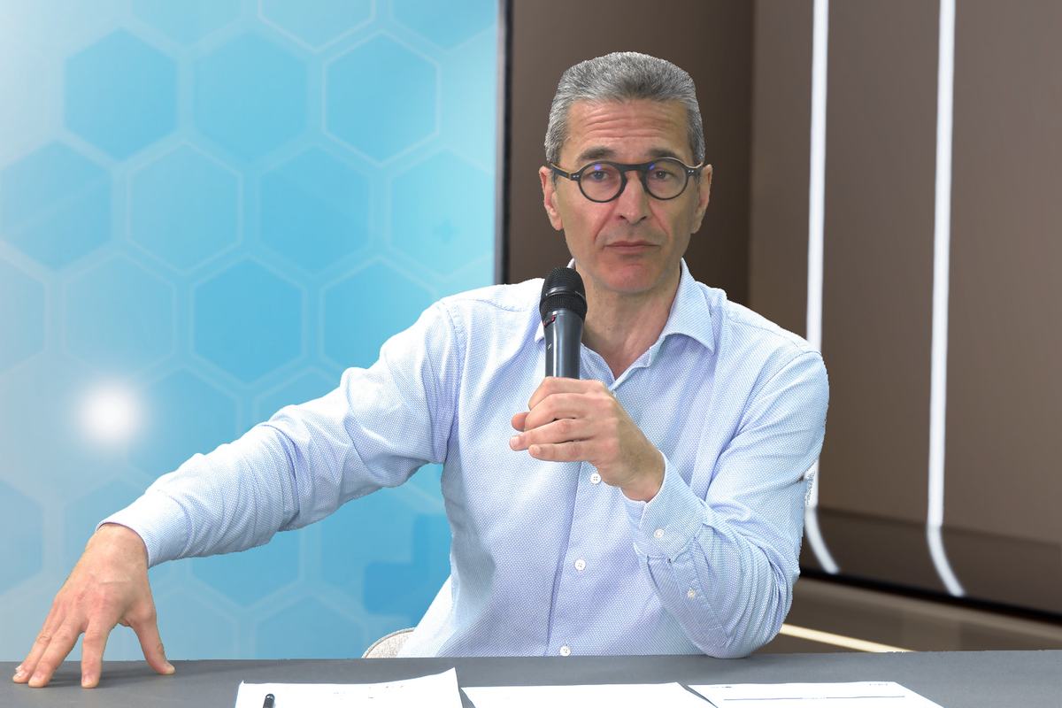 Intervenant du colloque Urorisq incrusté en Direct dans le décor virtuel