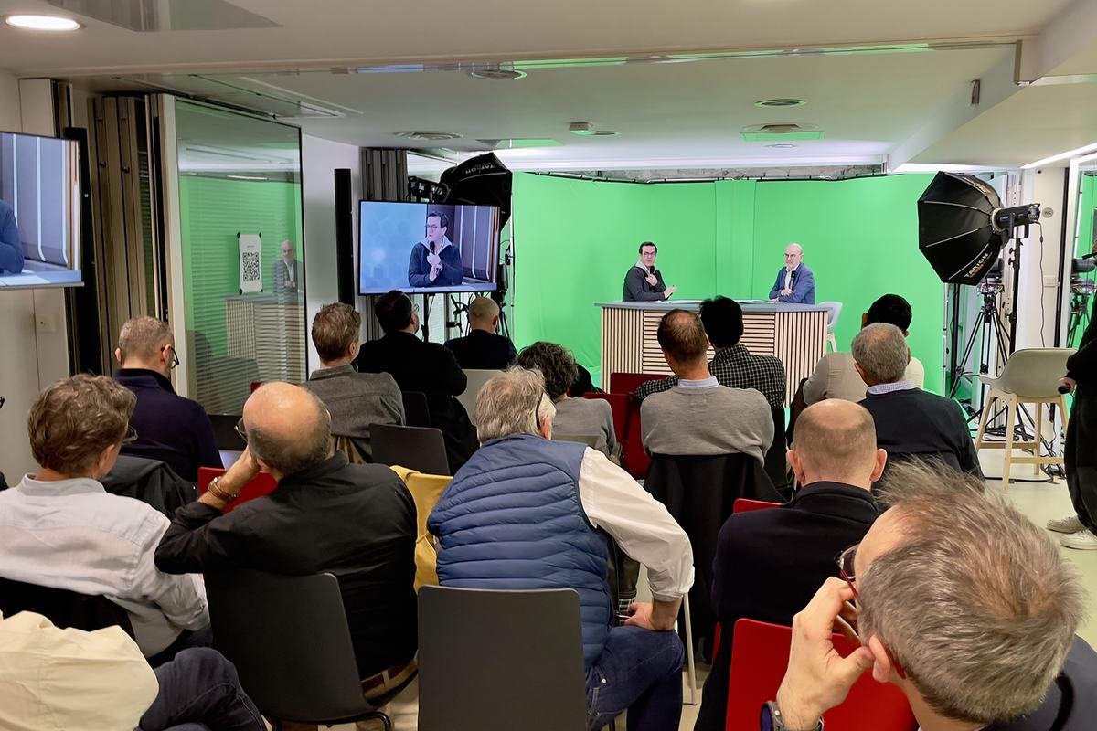 Le public du colloque Urorisq suit le Direct en salle, tourné sur fond vert par Images Pro